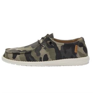 Women’s Heydudes camo, size 8